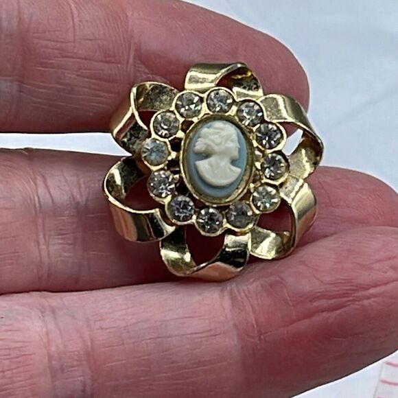 Vintage Cameo rhinestone framed brooch. - Picture 3 of 7